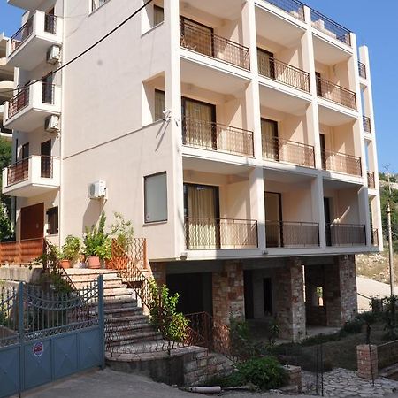 Nikos Hotel And Apartments Sarandë 外观 照片
