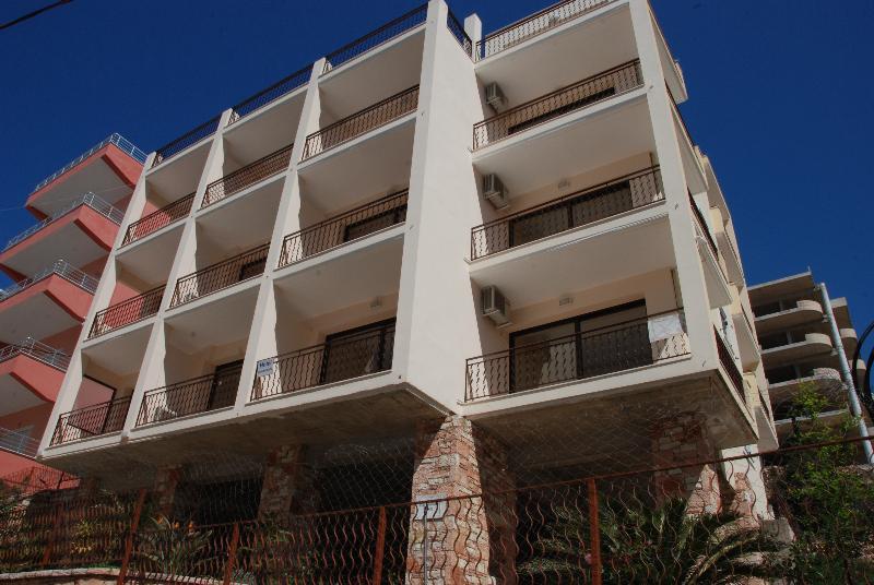 Nikos Hotel And Apartments Sarandë 外观 照片