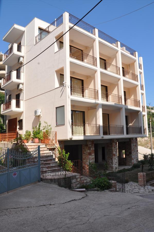 Nikos Hotel And Apartments Sarandë 外观 照片