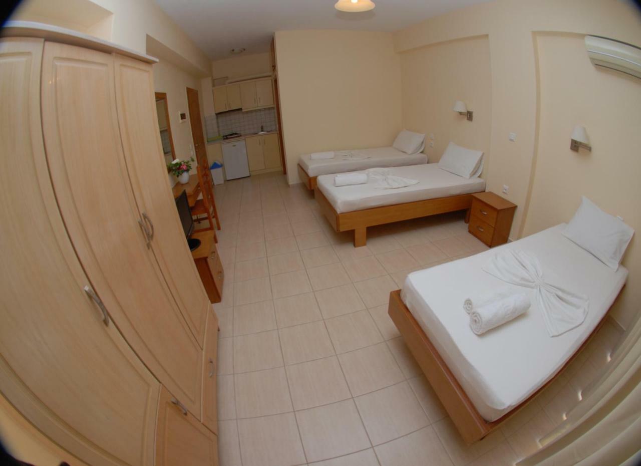 Nikos Hotel And Apartments Sarandë 外观 照片