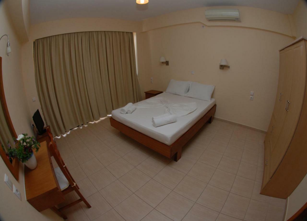 Nikos Hotel And Apartments Sarandë 外观 照片