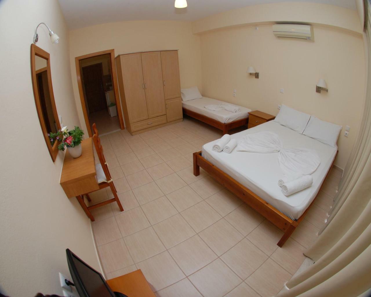 Nikos Hotel And Apartments Sarandë 外观 照片