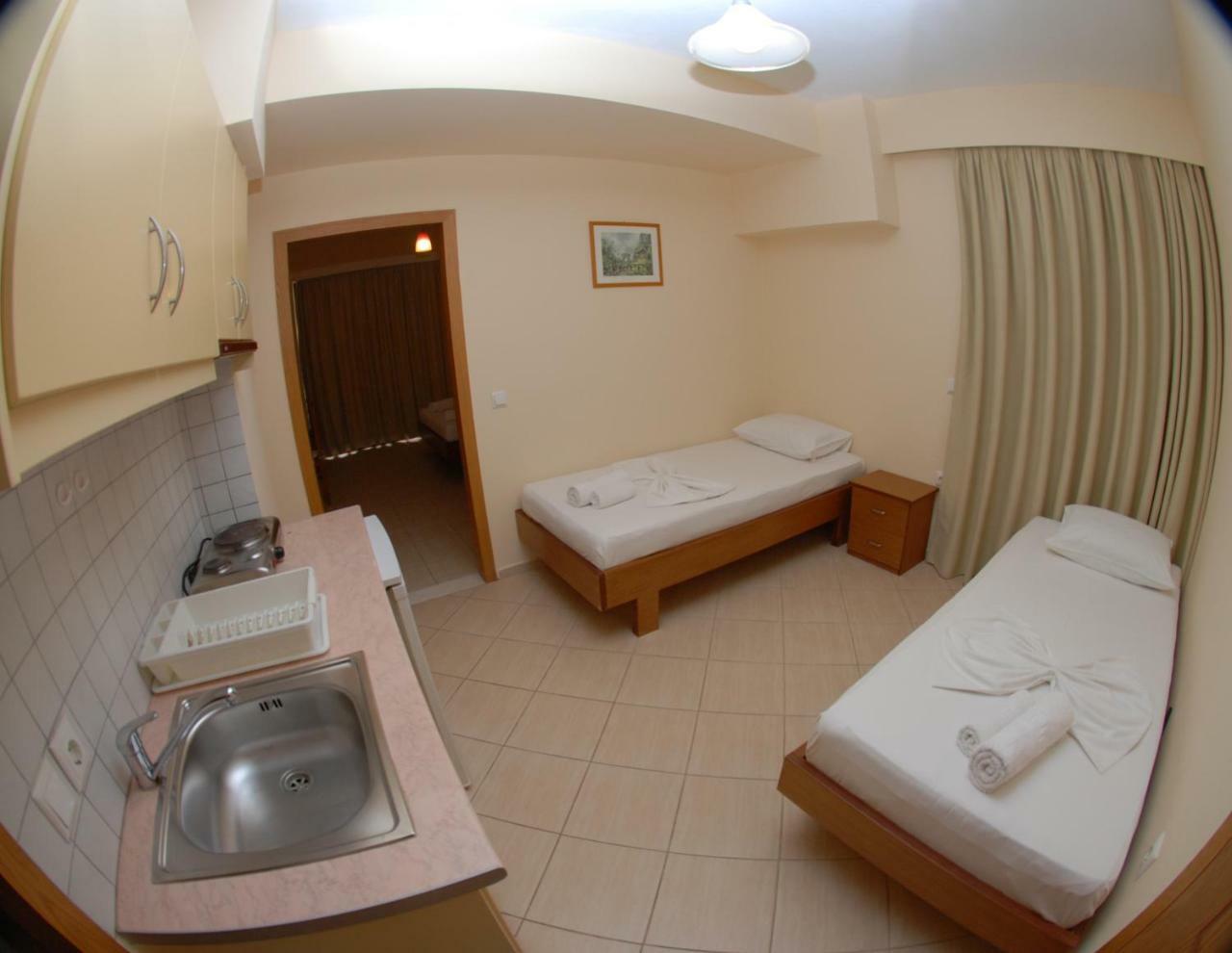 Nikos Hotel And Apartments Sarandë 外观 照片