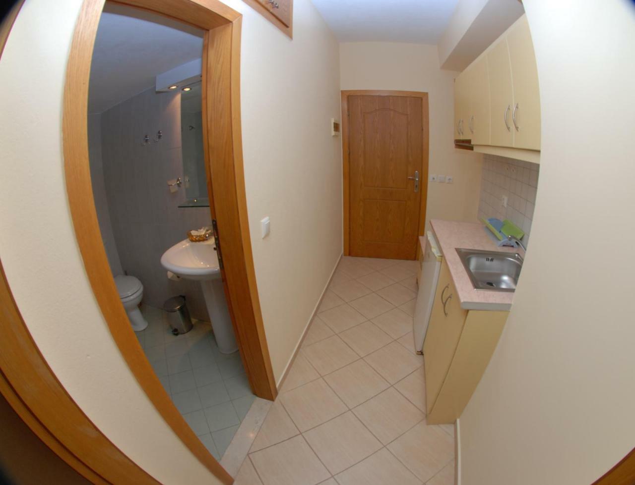 Nikos Hotel And Apartments Sarandë 外观 照片