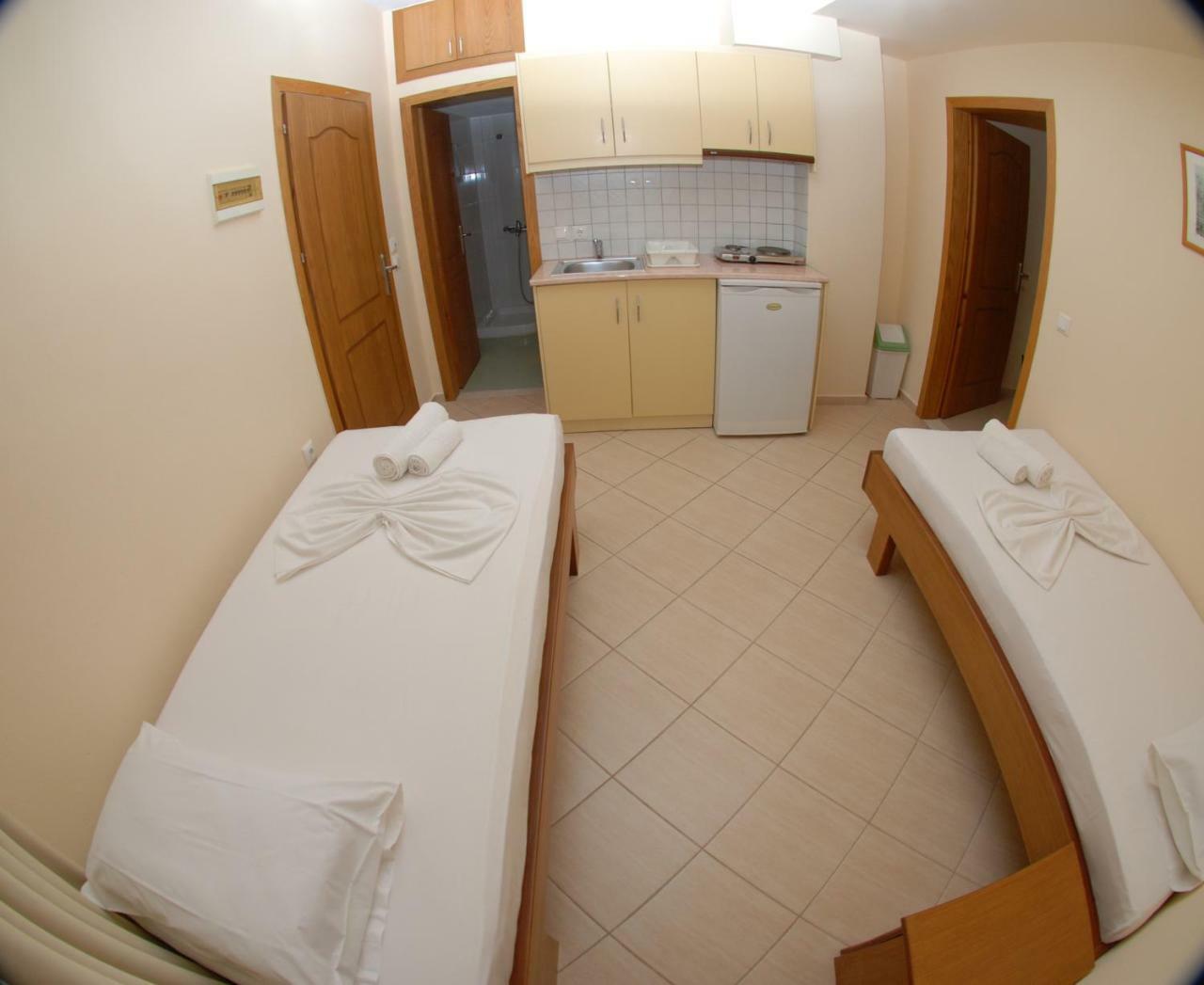 Nikos Hotel And Apartments Sarandë 外观 照片