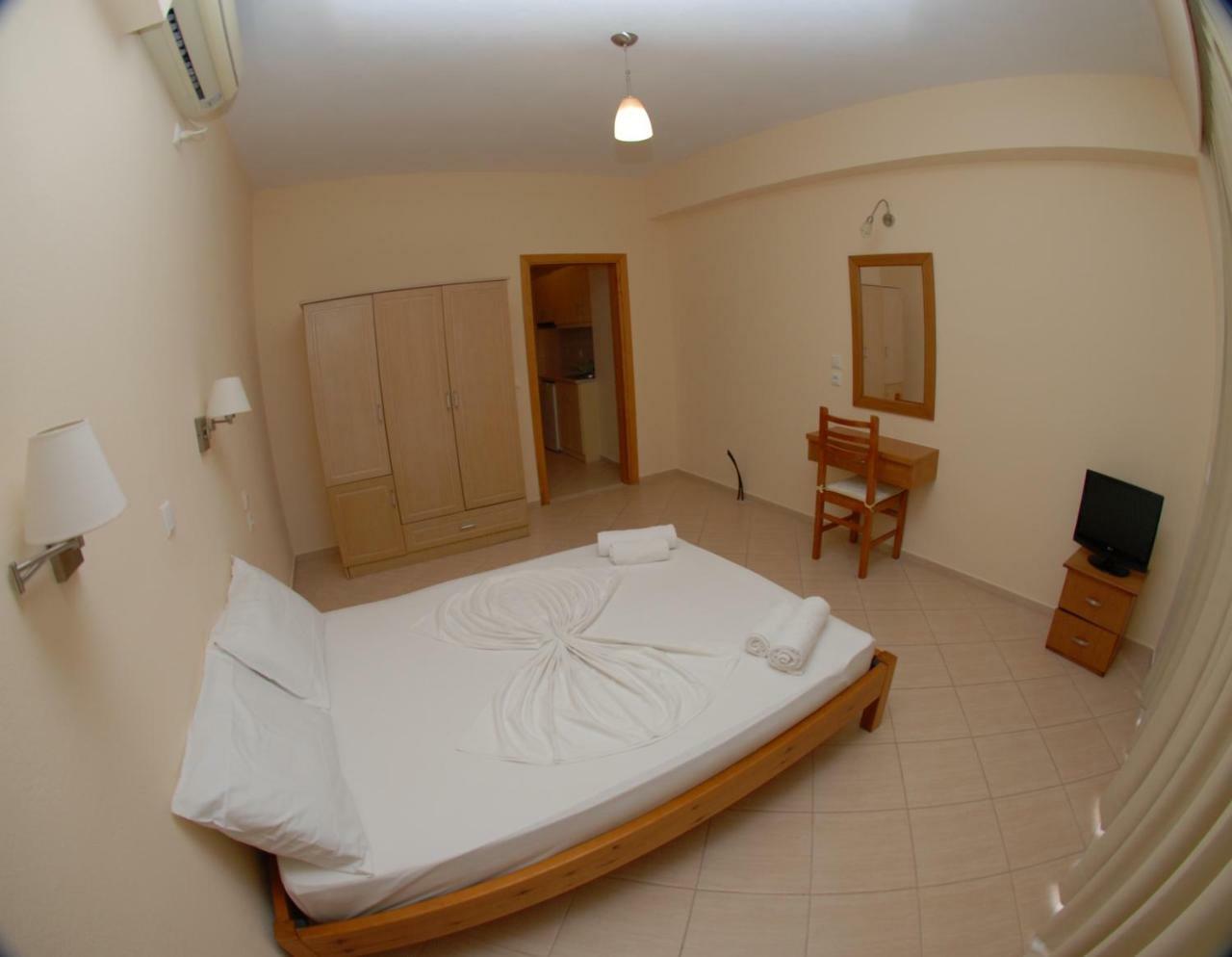 Nikos Hotel And Apartments Sarandë 外观 照片