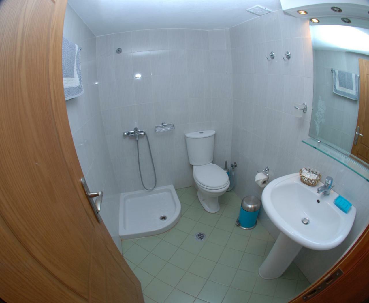 Nikos Hotel And Apartments Sarandë 外观 照片
