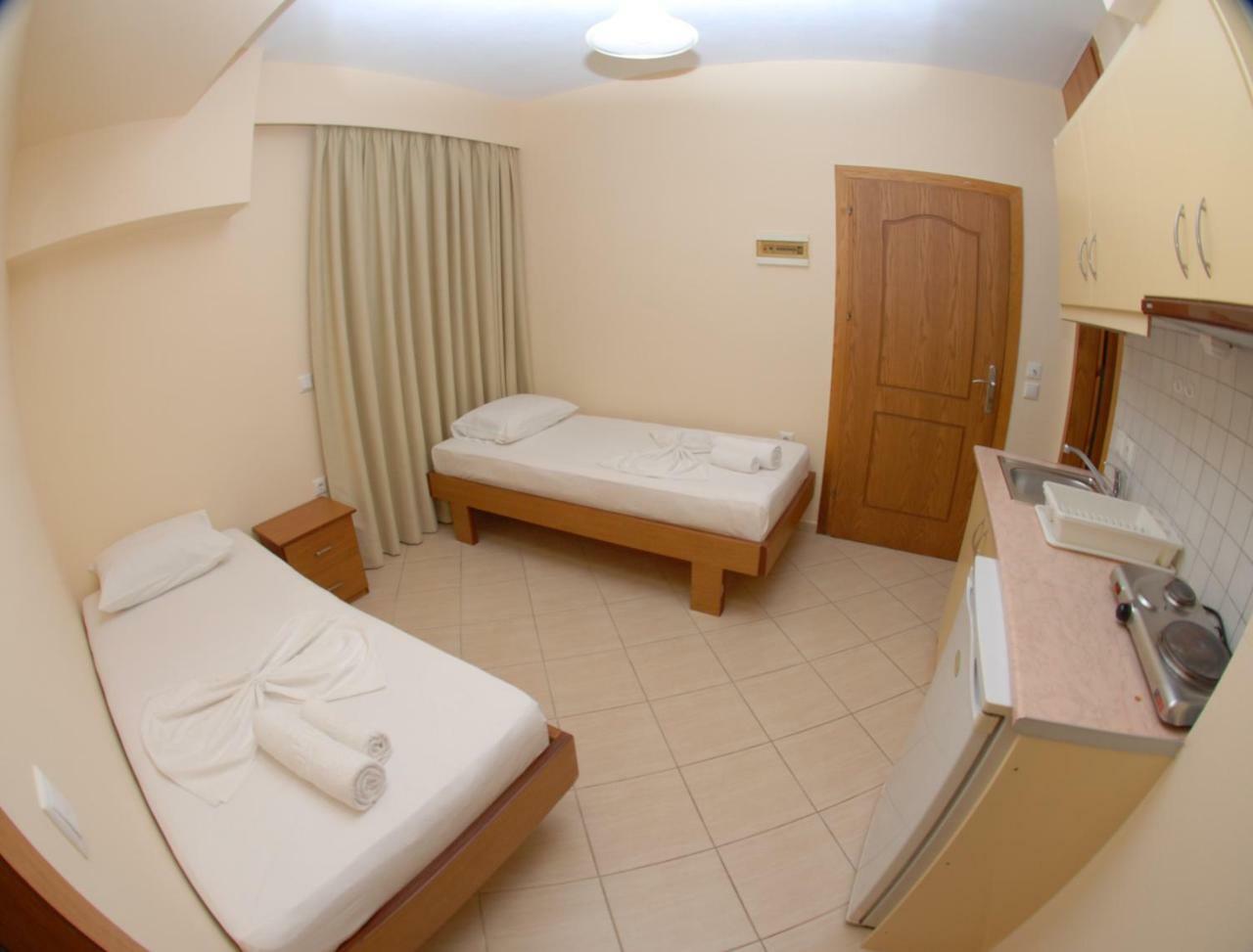 Nikos Hotel And Apartments Sarandë 外观 照片