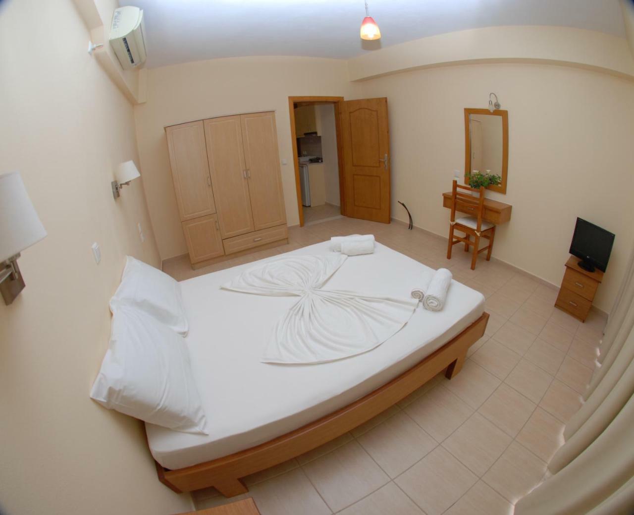 Nikos Hotel And Apartments Sarandë 外观 照片